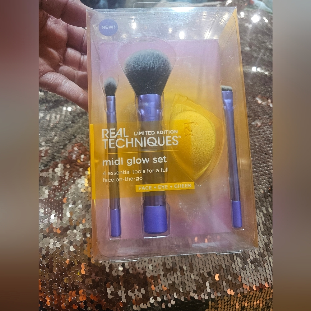 BRAND NEW 🩵 Real Techniques Midi Glow Set - Purple Handles with Yellow Sponge